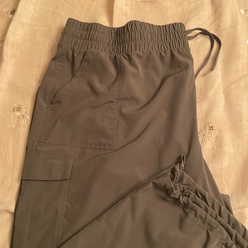 RBX crops size 3x. Perfect condition grey/green color.